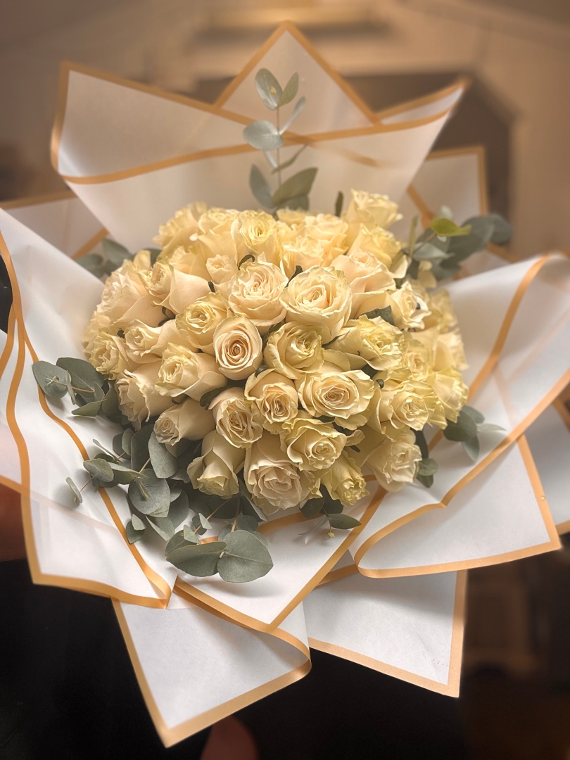 The luxury white rose bouquet