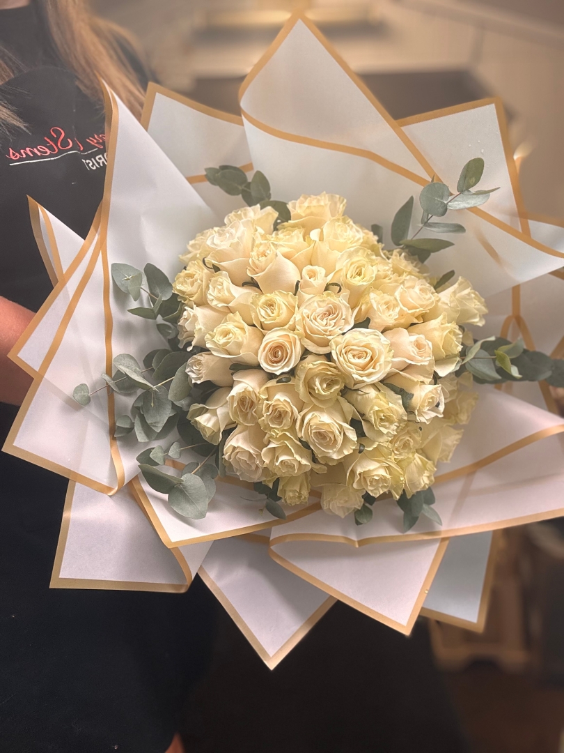 The luxury white rose bouquet