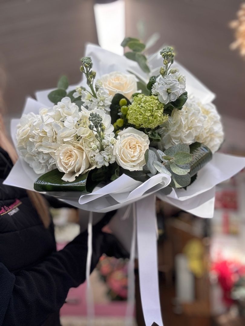 The luxury white bouquet
